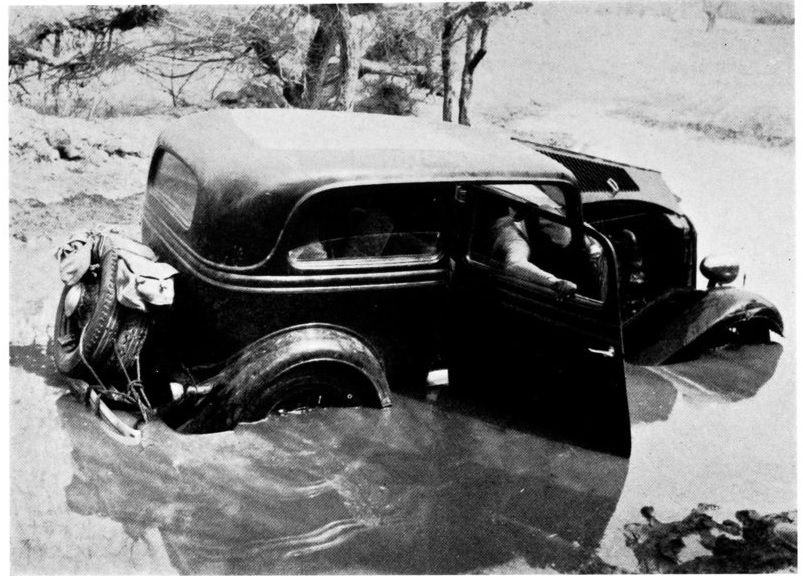coche atascado en una carretera inundada en Korla, 1934