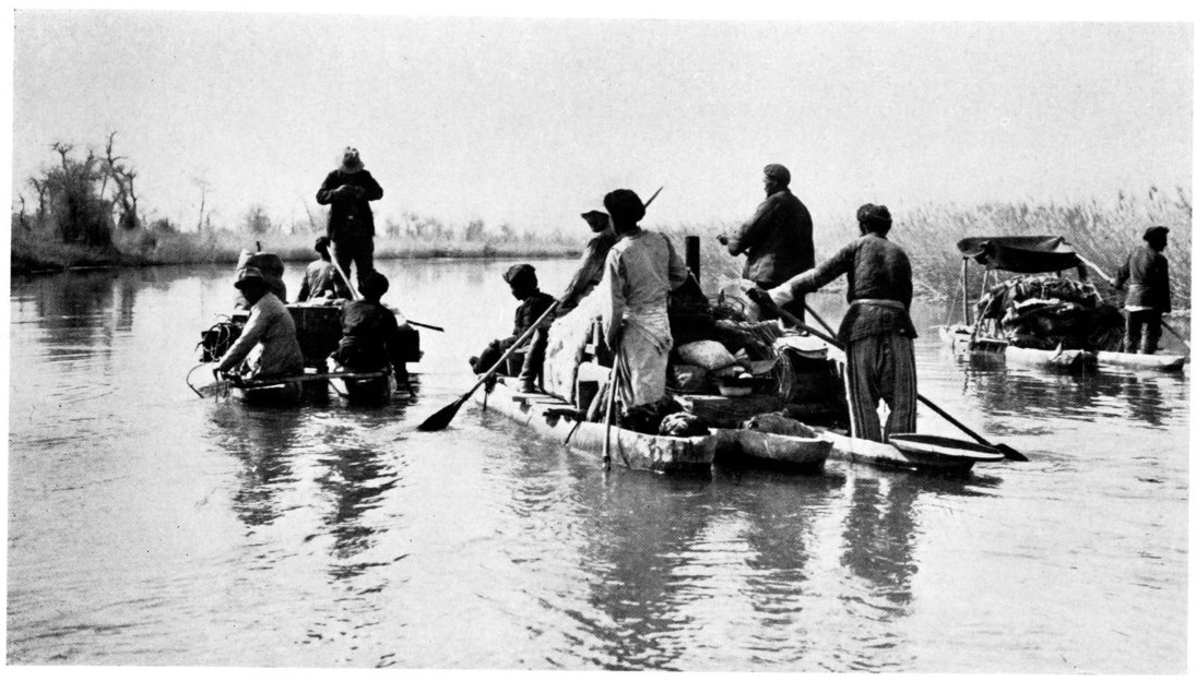 Sven Hedin en canoa sobre el lago Lop Nor, mayoo 1934