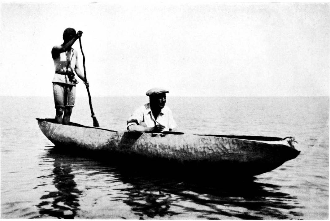Sven Hedin en canoa sobre el lago Lop Nor, mayo 1934