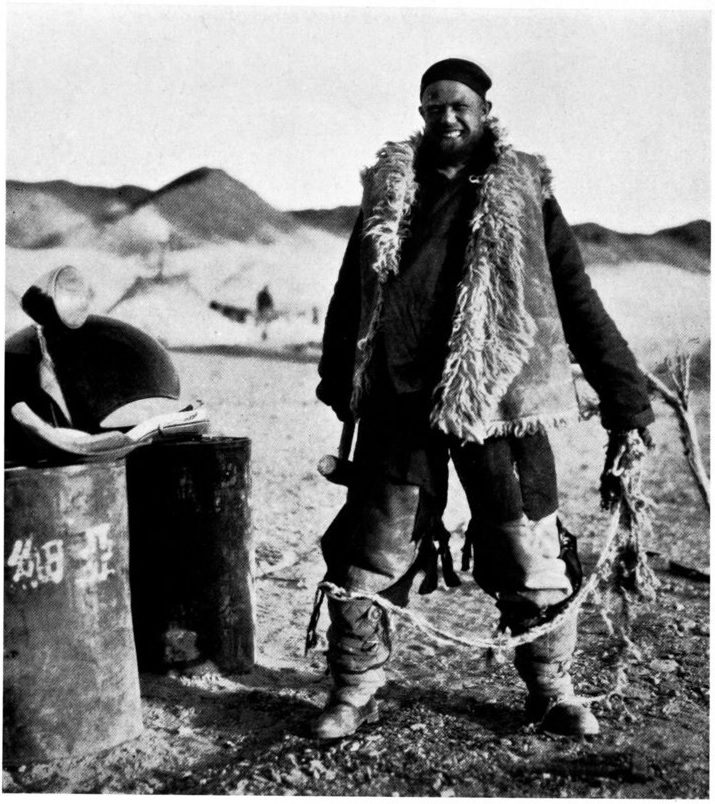 Söderbom-realizando-reparacion-sobre-un-camion-1934